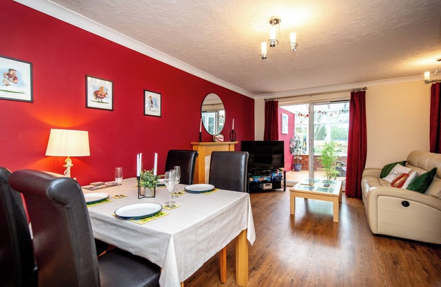 Comfortable & Spacious Entire Holiday home in Llanelli. Pet Friendly.