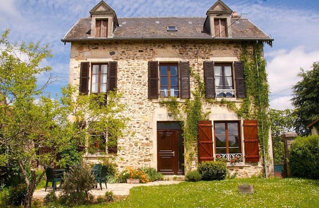 Comfortable stone 4-bedroom country house with large 6m x 6 m family room