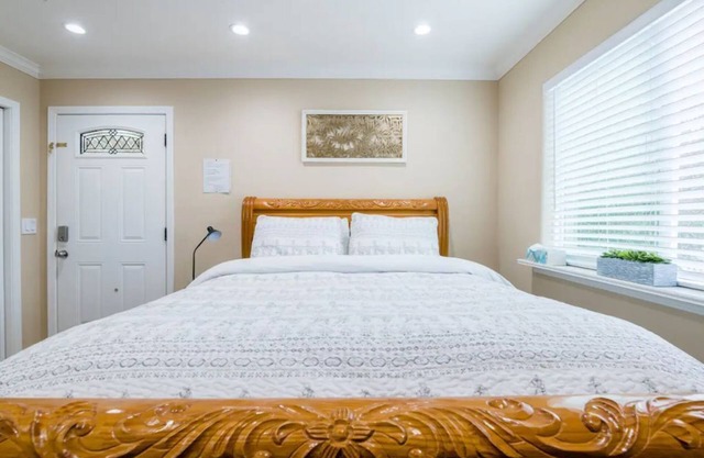 Comfortable Studio in a Woodside Plaza