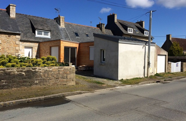 Comfortable village house 6 minutes from beaches by car, close to shops.