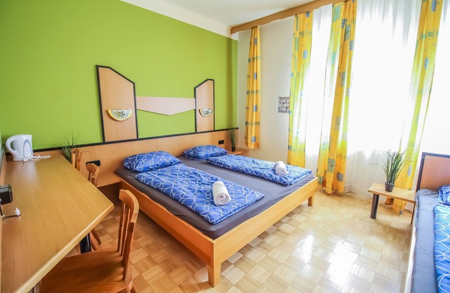 Comfortable, well-located Queen Studio 3P BS a
