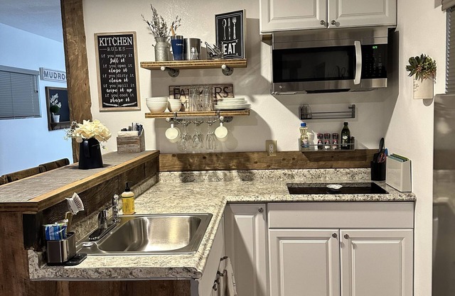 Comfortable1 Bedroom 1 Bath upstairs apartment Private Parking. Gated Property