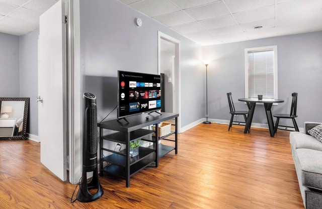 Comfy 1BR Retreat + Free Parking in Valley Junctio