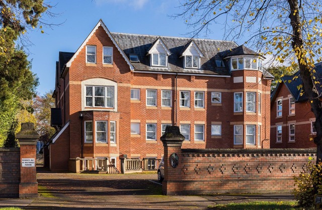 Comfy 2 Bed Flat, Parking, Newly Renovated