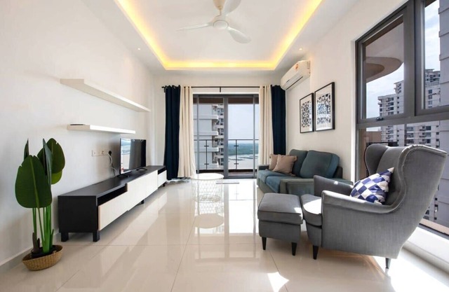 Comfy 3BR Apt in Danga Bay, FREE Parking, Sea View