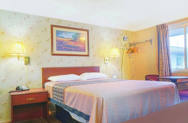 Comfy and Clean Queen Bed Unit – Less Than 2 Miles from Downtown Bay City