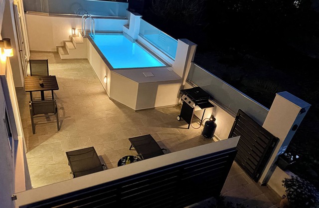 Comfy apartment with small private pool, Fiber internet and private parking