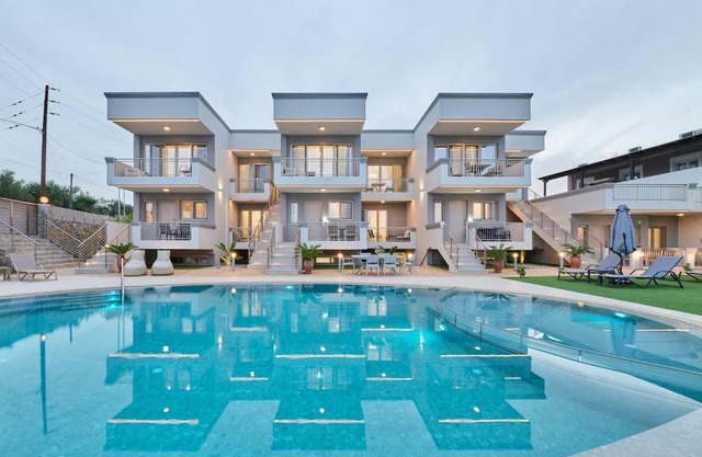 Comfy apartmt near beach with pool dining area