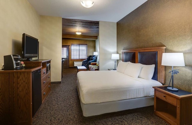 Comfy Expanded King Lodge, Whirlpool, Stoney Creek Sioux, Parking