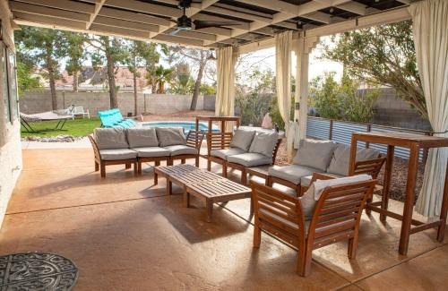 Comfy Expansive Home - Near the Strip - Heated Pool