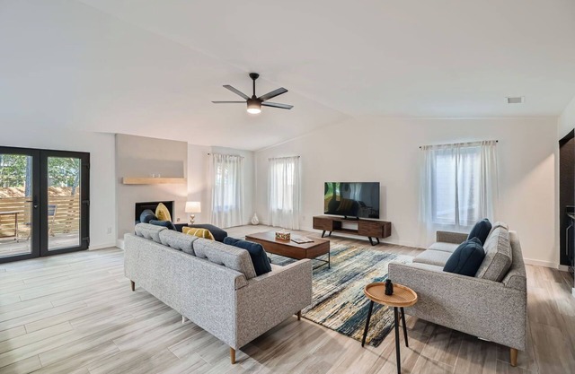 Comfy Modern Boho Retreat in Austin close to Domain & Tech offices