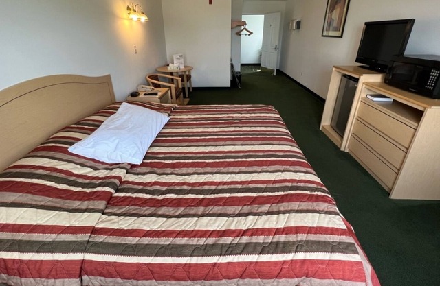 Comfy Petite Single King Suite in a Friendly Town!