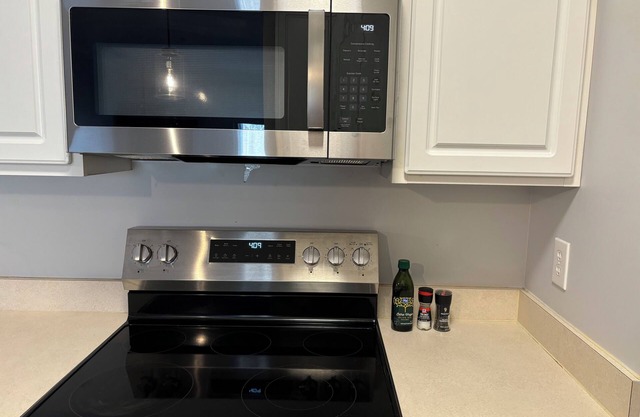 Comfy & Quiet 3-bedroom condo WiFi, AC, 10 min drive to VT, Bus Stop - Sleeps 6!