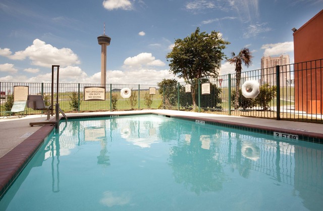 Comfy Studio Suite | Free Breakfast + Outdoor Pool