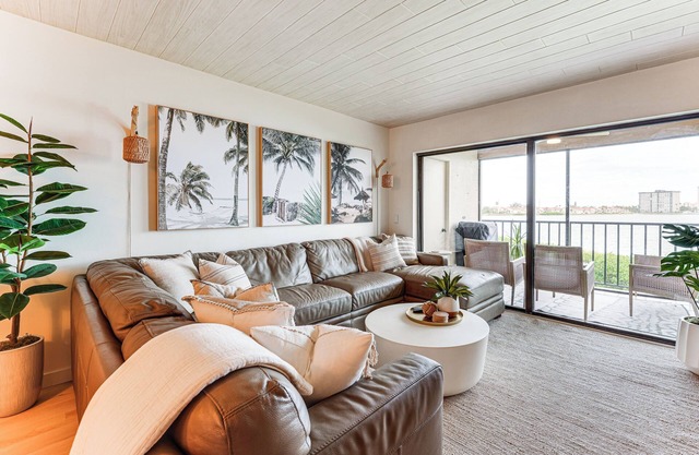 Community Pool & Pier: Bayfront Isla Del Sol Condo