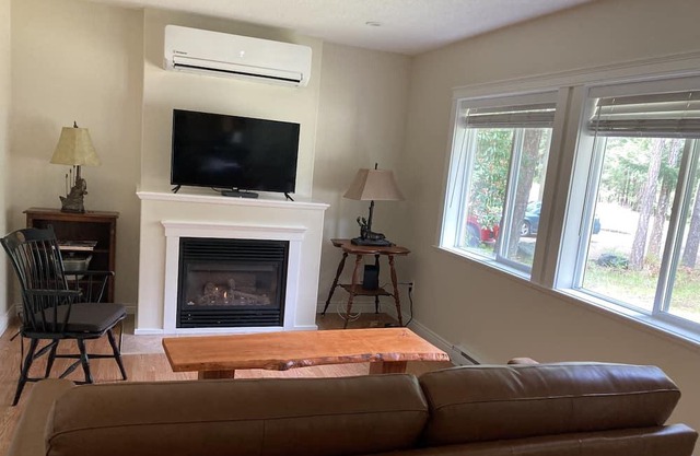 Comox Carriage House: 300m to Beach, 40km to ski, 2 Queen Beds, fireplace