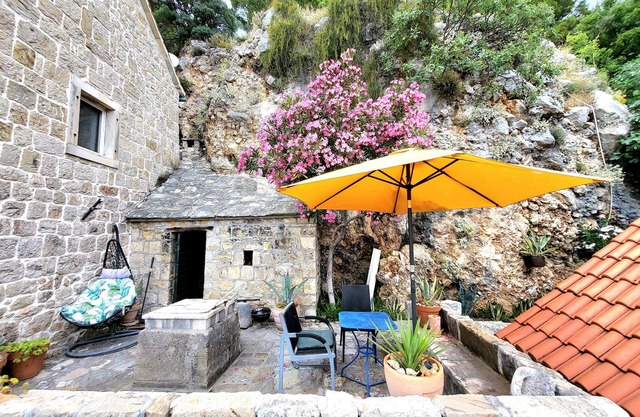 Completely renovated small stone house with sea view near Split