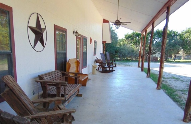 CONCAN! Float 2 Cabin, Walk 2 Frio River, Volleyball, Comanche River Access!