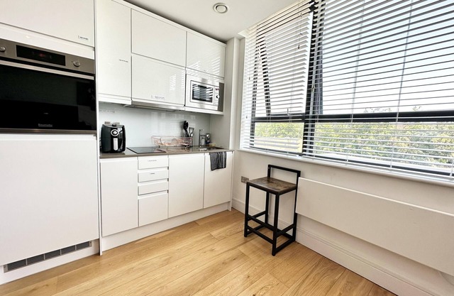 Condo Apartment With Workspace