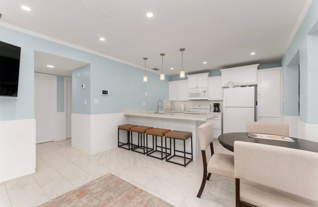 Condo on the Water/pool, fishing, boatslip, pets.
