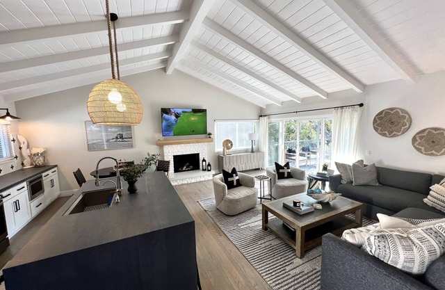 Contemporary Beach Cottage in Downtown San Clemente