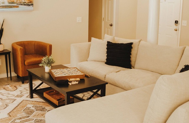Contemporary Charm in Savannah, 16 minutes to Downtown Historic District!