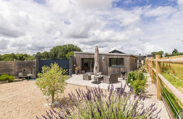 Contemporary Cottage with Terrace and Enclosed Garden, near the Castle