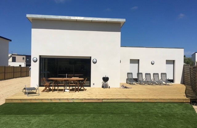 Contemporary house 300 m from the sea