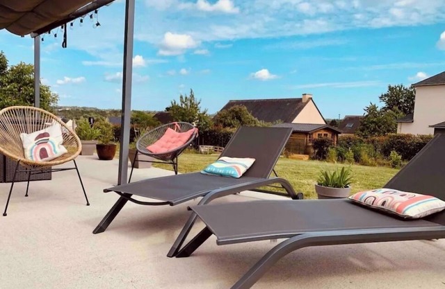 Contemporary house 35 minutes from beaches