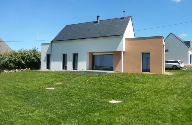 Contemporary house with ocean view in 2 steps of heathland and its trails