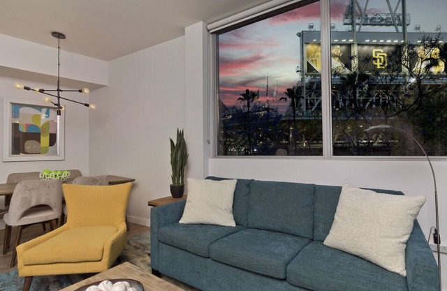 Contemporary-Modern Smart-Home in Paradise, on Petco Park!