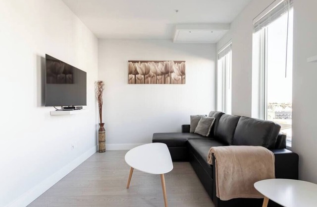Contemporary Penthouse Gem ~ Downtown ~ Gym ~ Pkg!