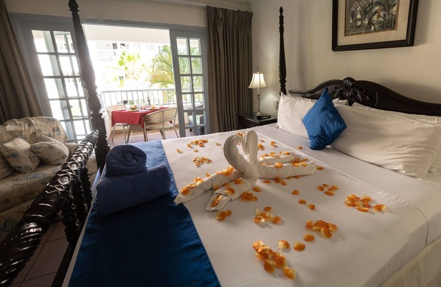 Contemporary Unit Close to Dover Beach! Onsite Swimming Pool, FREE Parking