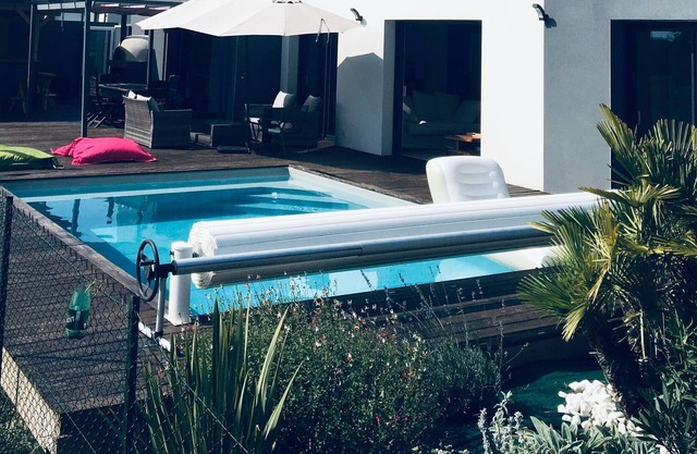 CONTEMPORARY VILLA 15 min from the Ocean