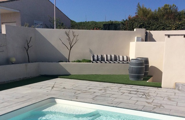 Contemporary villa along the Canal du Midi, with swimming pool