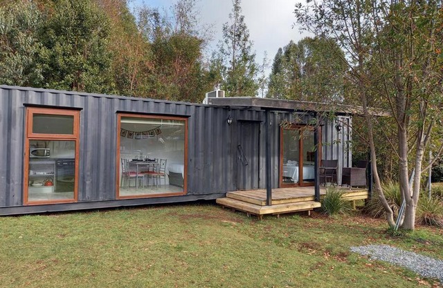 Contenedor habitable rodeada por naturaleza