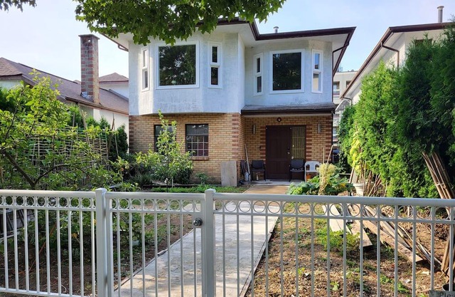 Convenient 3 bedroom suite near PNE