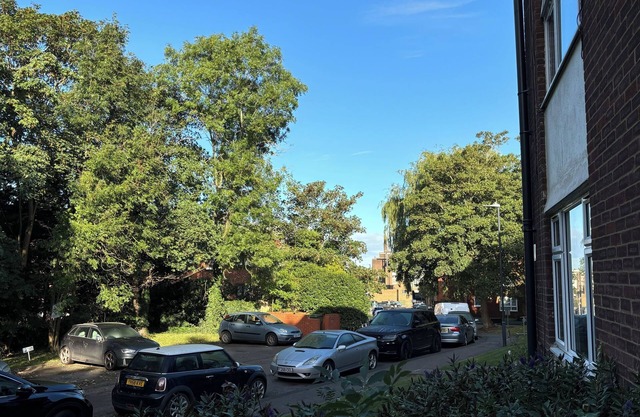 Convenient and spacious 2 bedroom flat to rent in London.