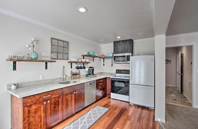 Convenient Burien Getaway 12 Mi to Dtwn SEA!
