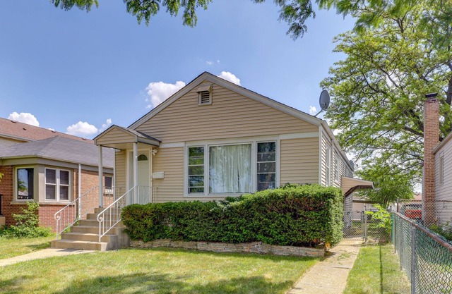 Convenient Chicago Vacation Rental w/ Office!