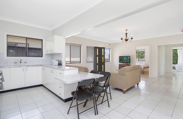 Convenient Quiet Location, family & pet friendly.