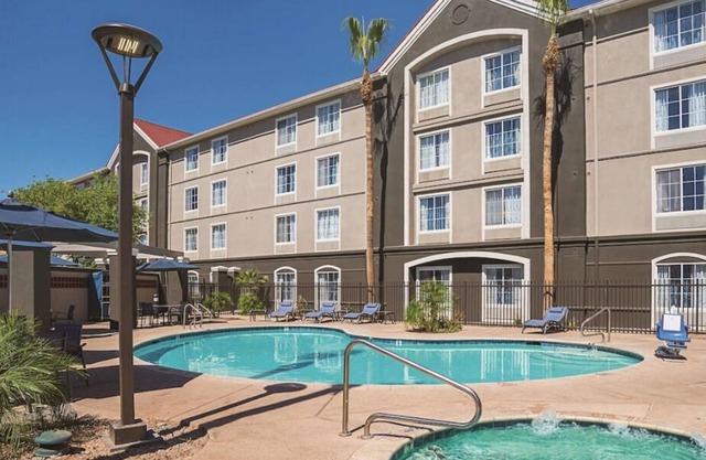 Convenient Stay in Arizona! 2 Comfortable Units, Free Breakfast, Onsite Pool