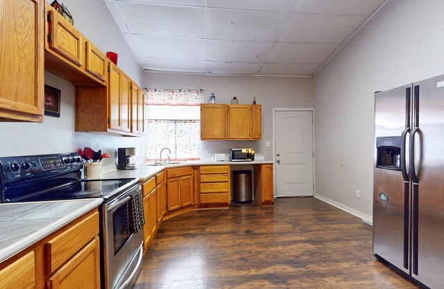 Conveniently located house with spacious rooms & full kitchen