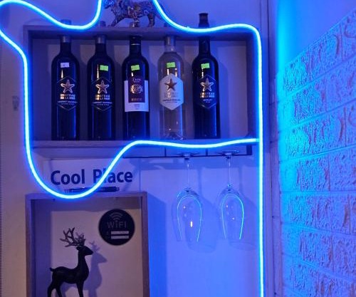 COOL PLACE חדרים מפוארים בר"ג - חניית רכבים חינם - מיקום מרכזי בין פ"ת לת"א - קרוב לבי"ח "שיבא" - לשירות האורחים כורסת מסאז' ומכונת נספרסו - חשבונית מס l