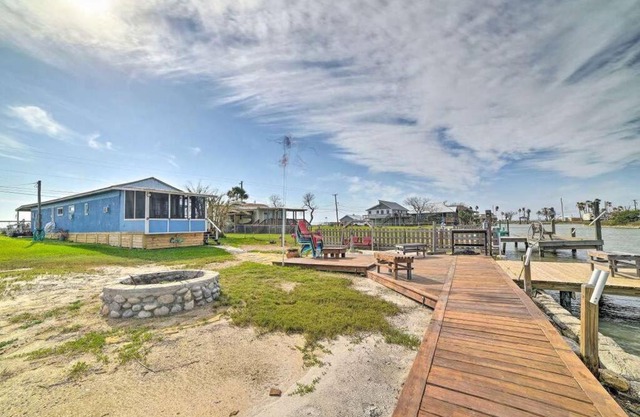 Copano Bay Cottage w/Private Dock & Kayaks!