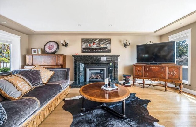 Coquitlam 5bed/3bath Luxury home + swimming pool