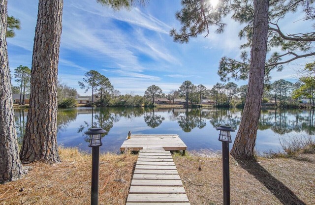 Coral Creek - Cozy Home on Lake - 8 Miles to the Beach!