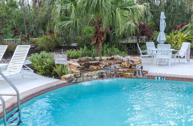 Coral Falls - 1st floor condo - private screened lanai w/views of indoor 65" TV & steps to pool/spa
