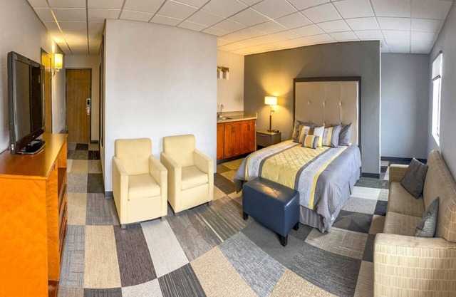 Coratel Inn by Jasper Iowa Fairfield - Deluxe 1 King Suites with Sofa Bed NS