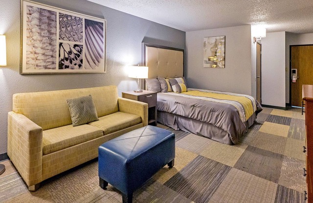 Coratel Inn by Jasper Iowa Fairfield - 1 King Suite with Sofa Bed Non Smoking